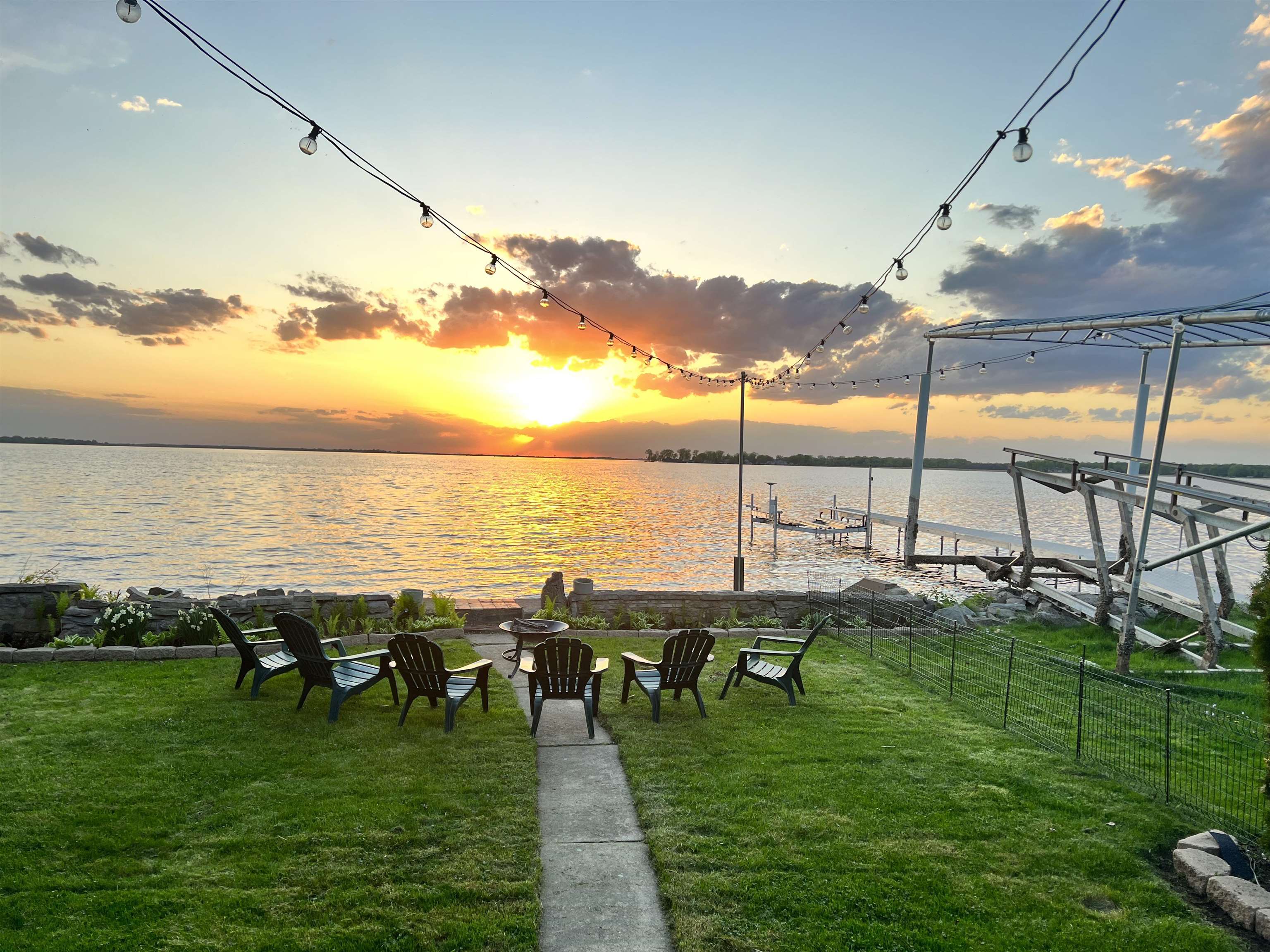 2927 Sunset Point Lane Oshkosh, WI 54904 - Photo 2 of 28