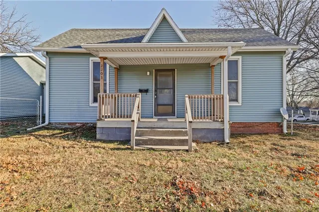 $145,000 | 2203 Walnut Street, Higginsville, MO 64037