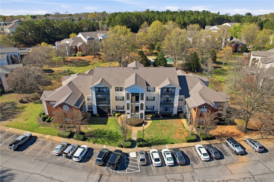 This multi-story residential building offers comfortable living with convenient parking and green spaces.