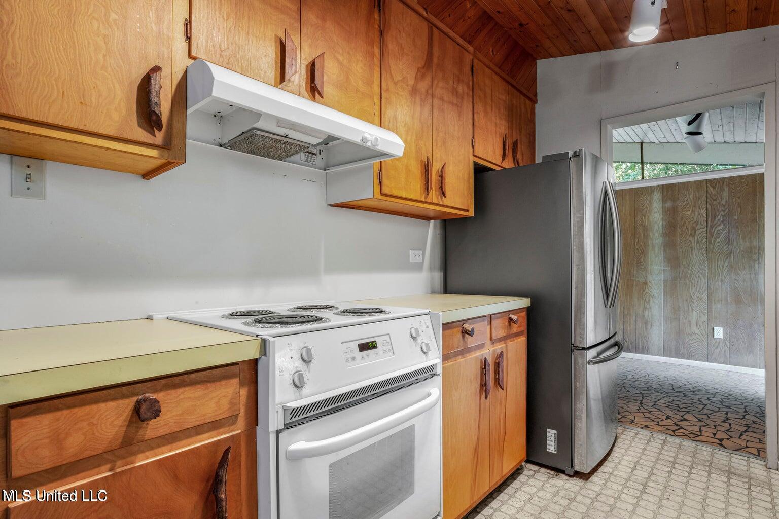 13821 Paraiso Road Ocean Springs, MS 39564 - Photo 22 of 35 Kitchen 4