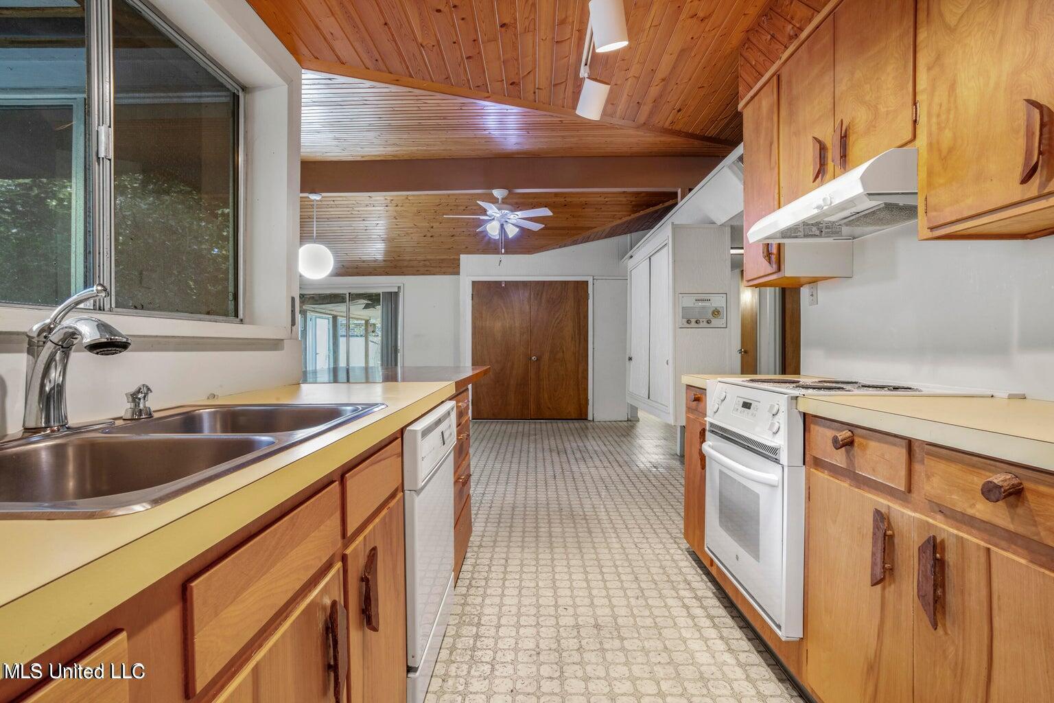 13821 Paraiso Road Ocean Springs, MS 39564 - Photo 23 of 35 Kitchen 5