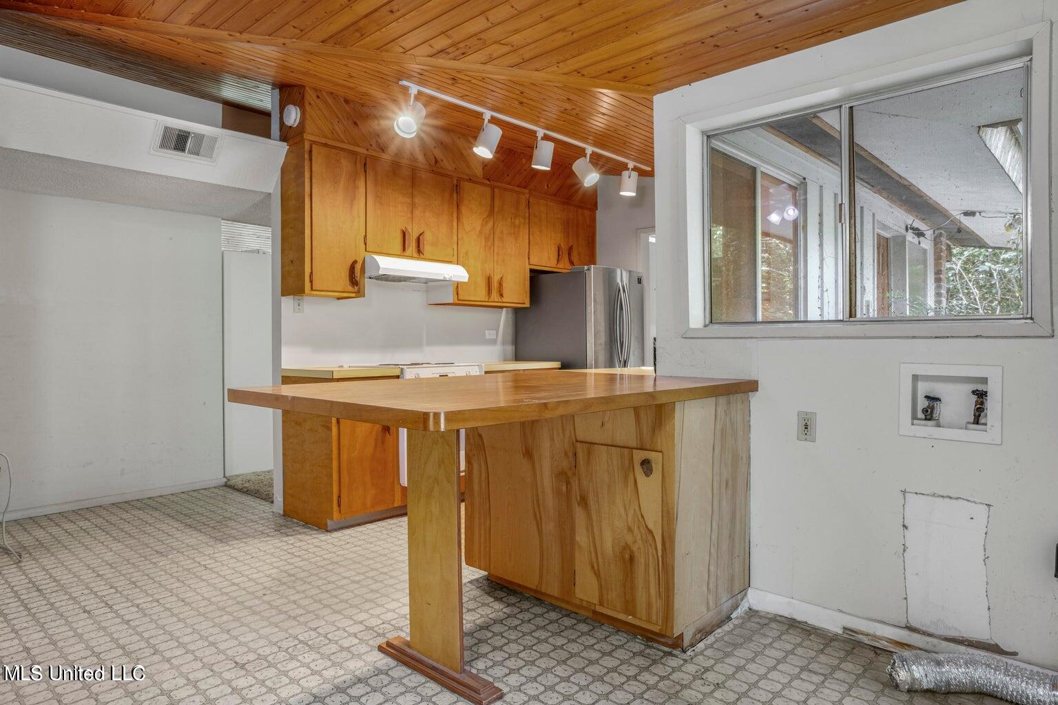 13821 Paraiso Road Ocean Springs, MS 39564 - Photo 10 of 35 Kitchen