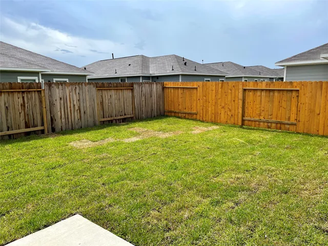 a view of a house with a backyard and a tub