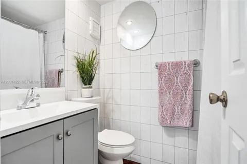 $229,900 | 455 Paradise Isle Boulevard, Unit 104, Hallandale Beach, FL 33009