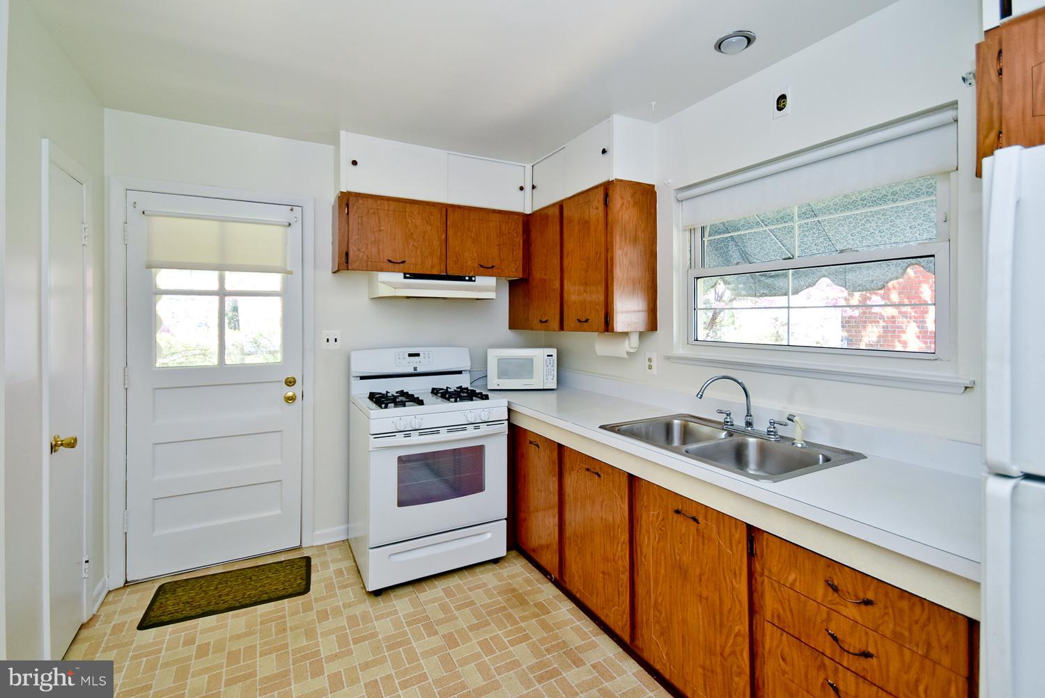6113 Wheatland Road Baltimore, MD 21228 - Photo 11 of 30 Kitchen w/Door to covered patio