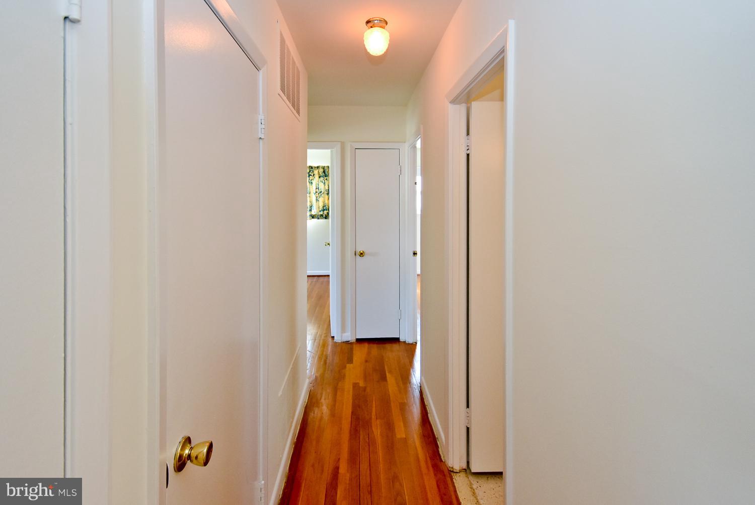 6113 Wheatland Road Baltimore, MD 21228 - Photo 14 of 30 Hallway w/Harwoods