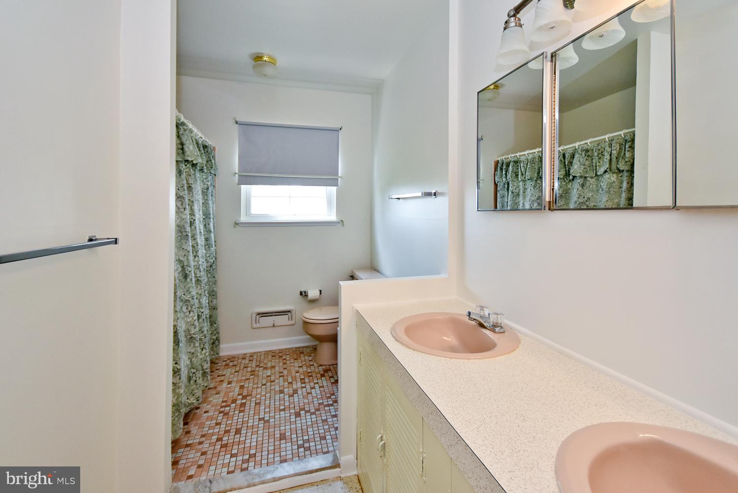 6113 Wheatland Road Baltimore, MD 21228 - Photo 15 of 30 Large Bathroom