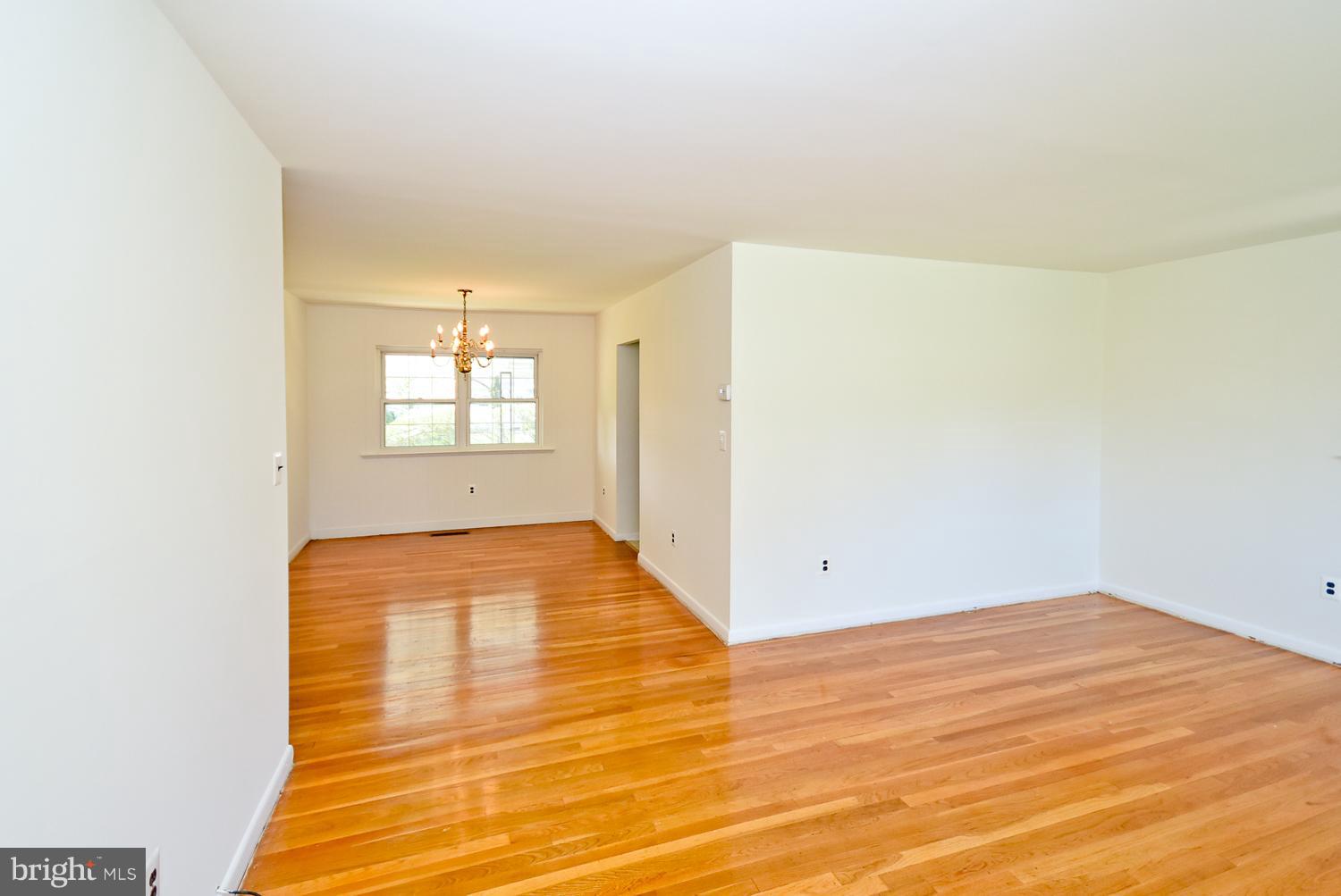 6113 Wheatland Road Baltimore, MD 21228 - Photo 5 of 30 Open Living Space