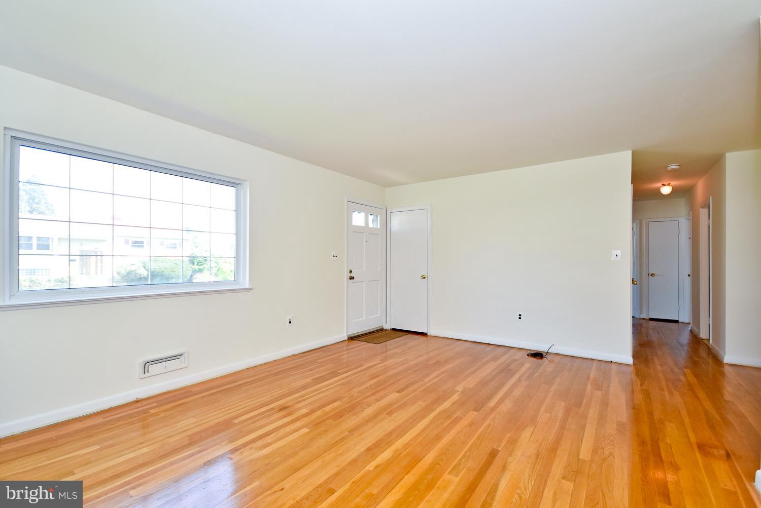 6113 Wheatland Road Baltimore, MD 21228 - Photo 6 of 30 Large Living Room