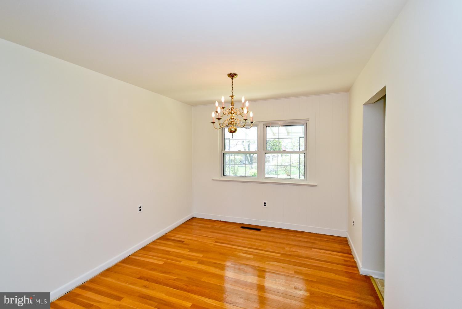 6113 Wheatland Road Baltimore, MD 21228 - Photo 8 of 30 Dining Room