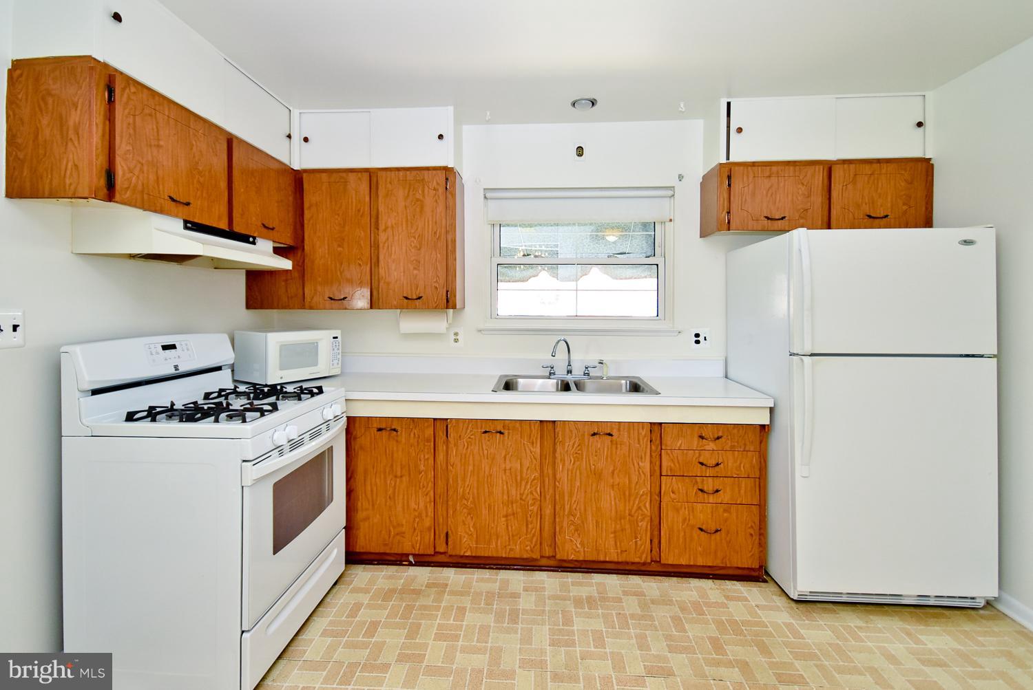 6113 Wheatland Road Baltimore, MD 21228 - Photo 10 of 30 Cozy Kitchen w/Gas Cooking