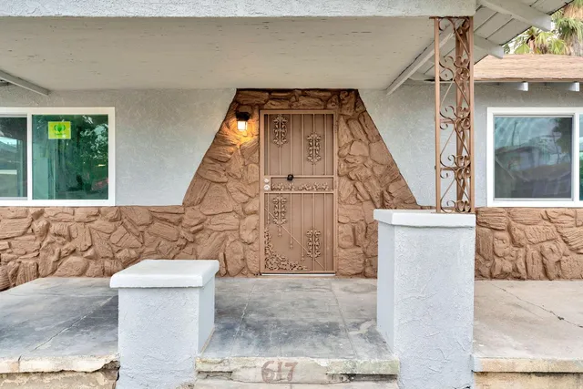 a view of entryway with a front door