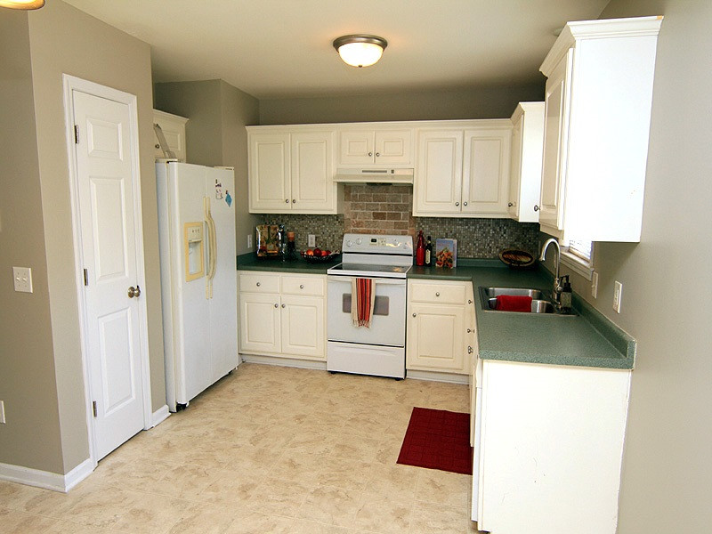 Tile Back Splash! Lots of Counter Space! Kitchen