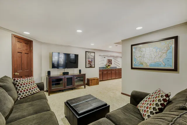 $699,900 | 3881 Bordeaux Drive, Hoffman Estates, IL 60192