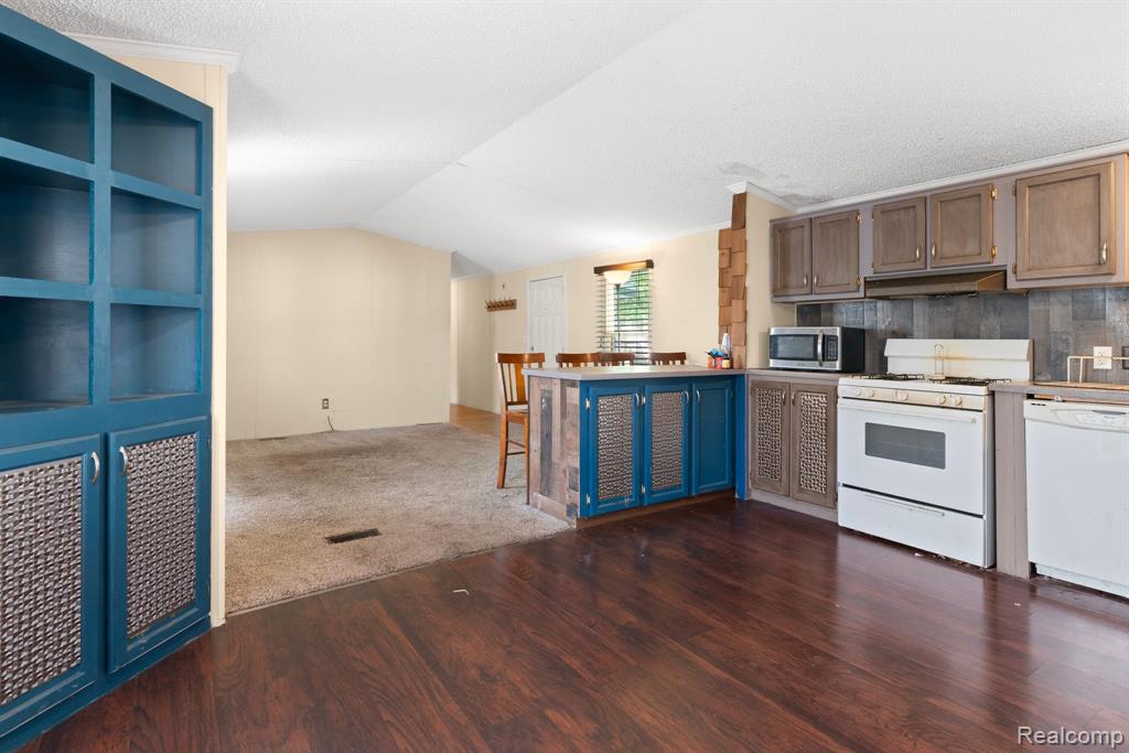 351 North Squirrel Road, Unit 26 Auburn Hills, MI 48326 - Photo 6 of 16