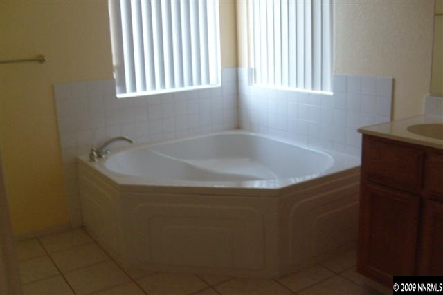 5140 Idlebury Way Reno, NV 89523 - Photo 6 of 9 a bathroom with a bathtub