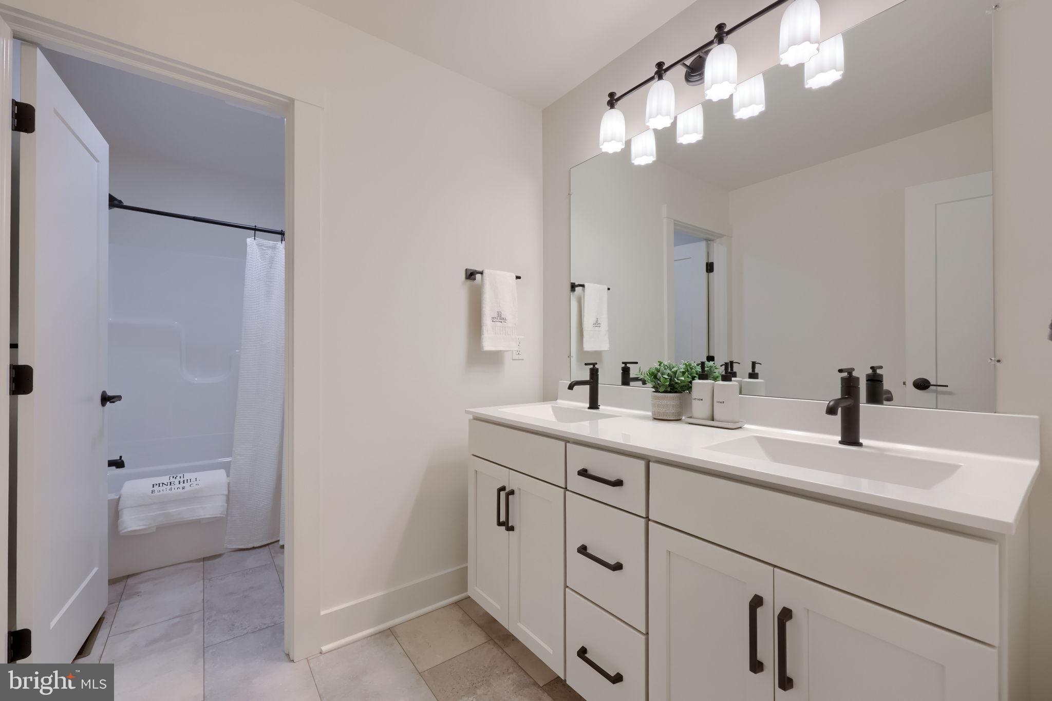 421 Cannon Way Lebanon, PA 17042 - Photo 45 of 48 Upper level bath