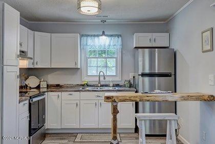 24 Sanders Road Wilmington, NC 28412 - Photo 8 of 28 Kitchen with custom wood breakfast bar.