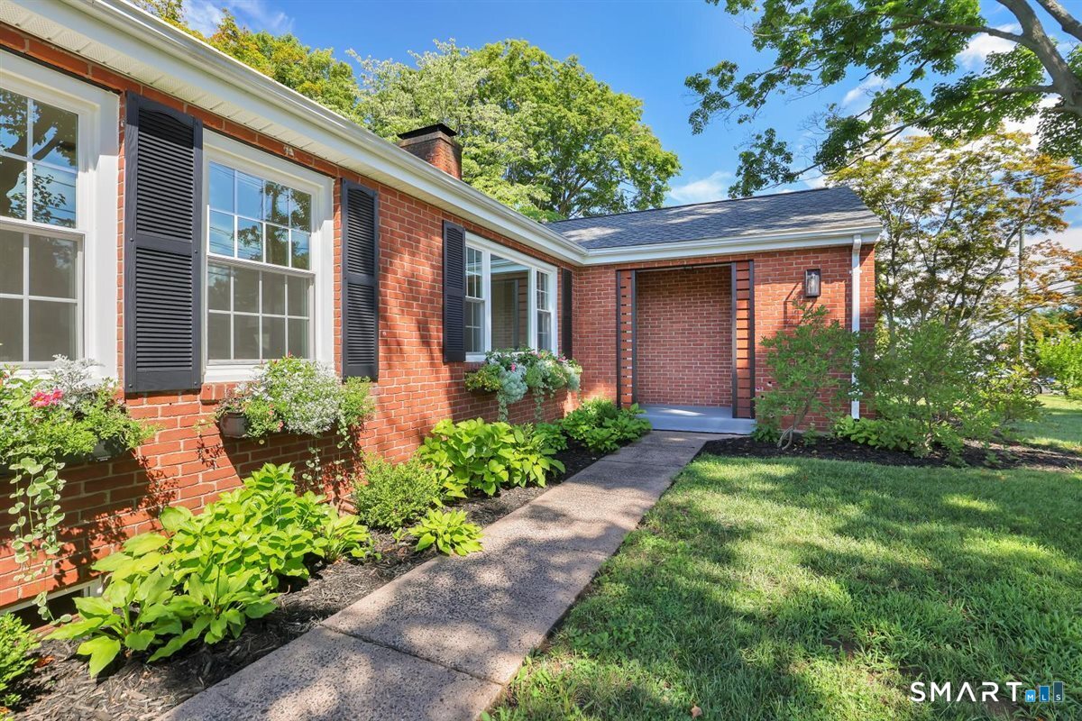 147 Ridge Road Middletown, CT 06457 - Photo 3 of 37 Gallery Image 3