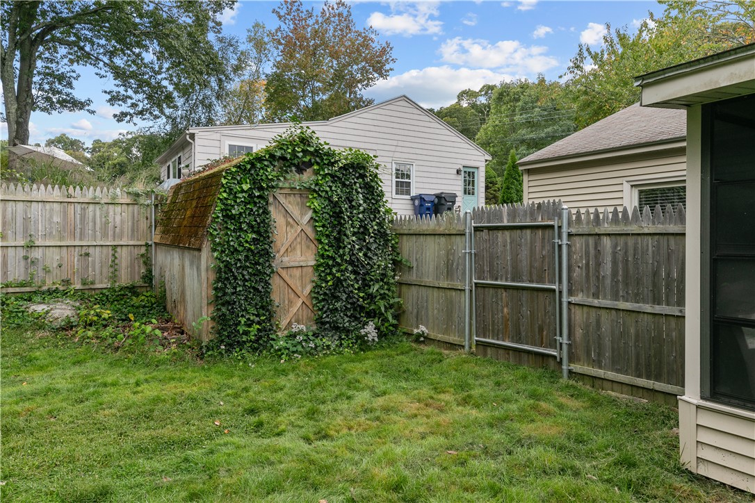 44 Larchmont Road Warwick, RI 02886 - Photo 36 of 49