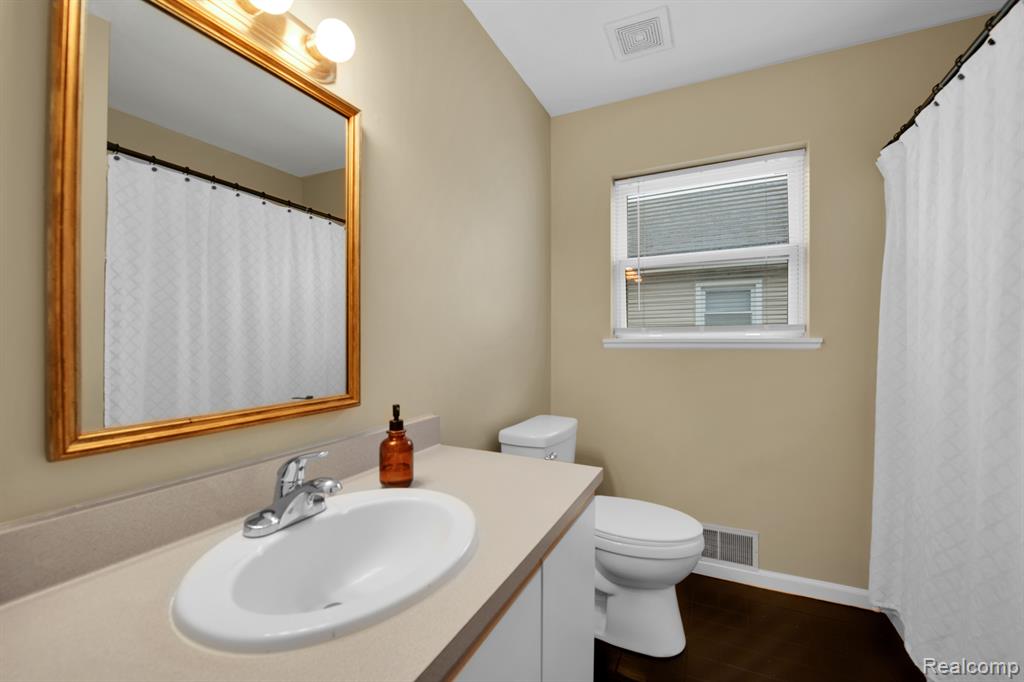 19606 Rensellor Street Livonia, MI 48152 - Photo 16 of 24 Gallery Image 16