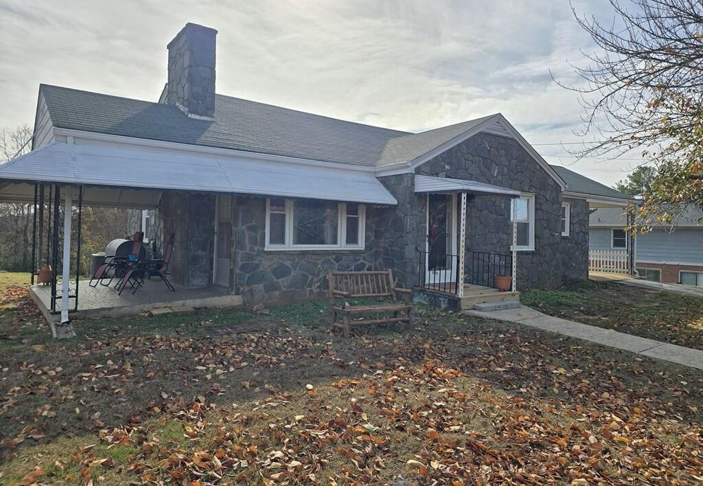 a view of a house with a backyard