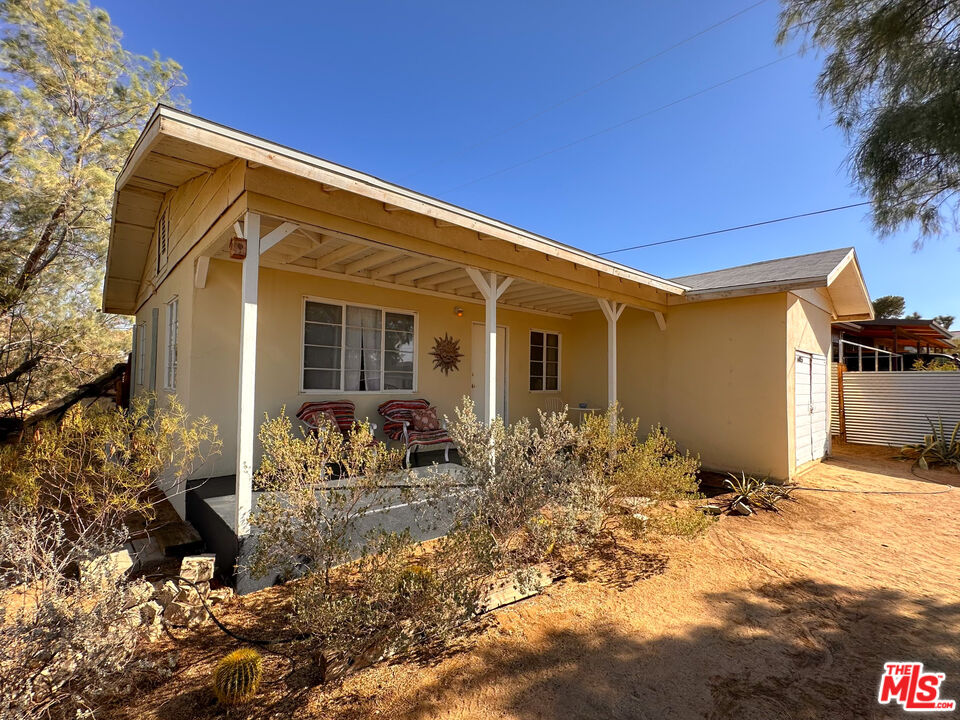 61855 Valley View Circle Joshua Tree, CA 92252 - Photo 4 of 59 a front view of a house with a yard