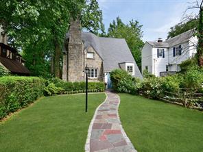 a view of a back yard