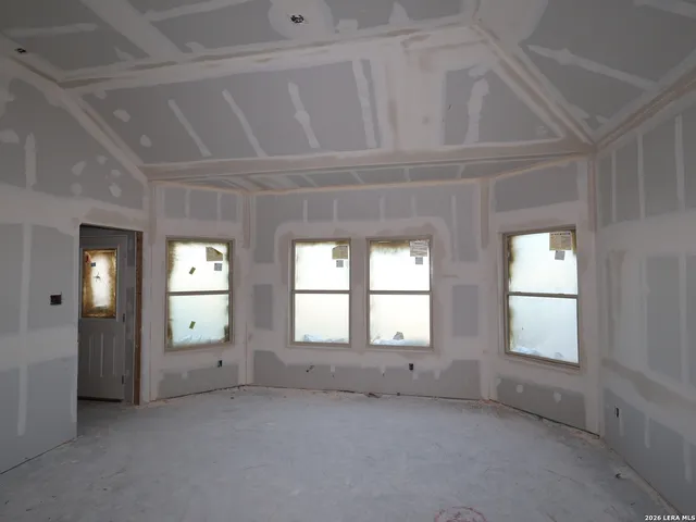 a view of empty room with window