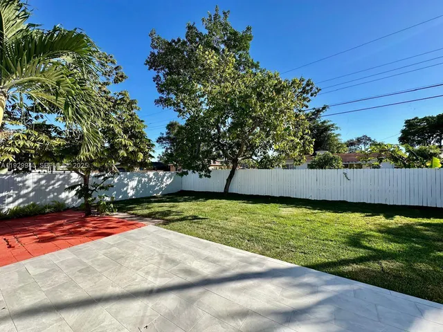 a view of a backyard