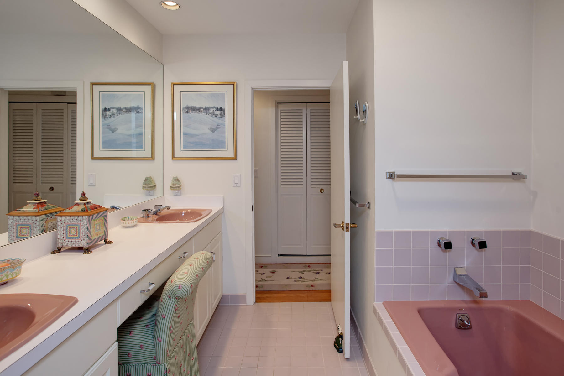 43 Tide Run Mashpee, MA 02649 - Photo 28 of 31 a bathroom with a tub sink and mirror