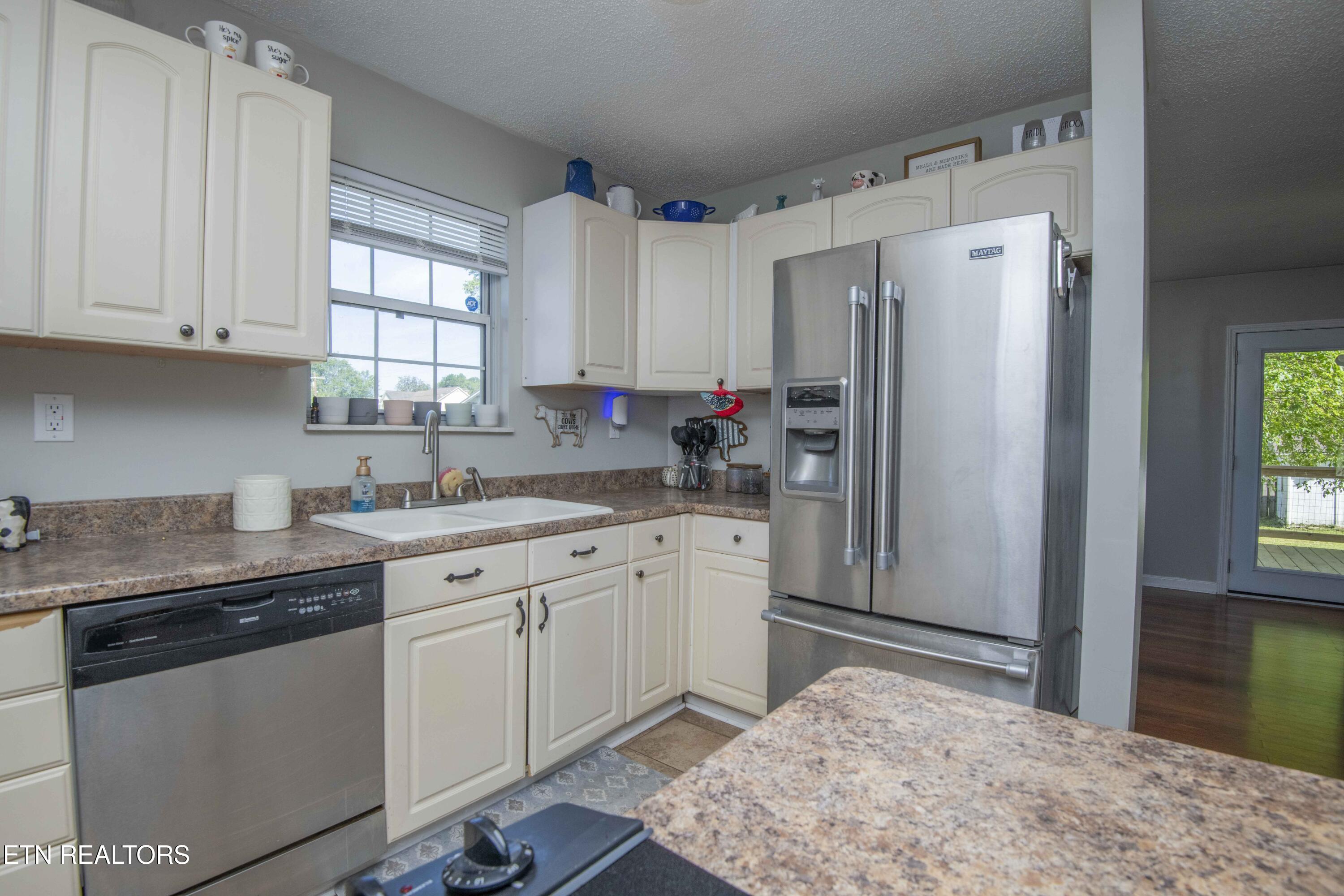 1104 Swan Pond Cir Road Harriman, TN 37748 - Photo 14 of 40 kitchen