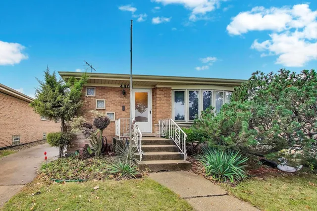 $424,900 | 4900 Ridgewood Avenue, Norridge, IL 60706