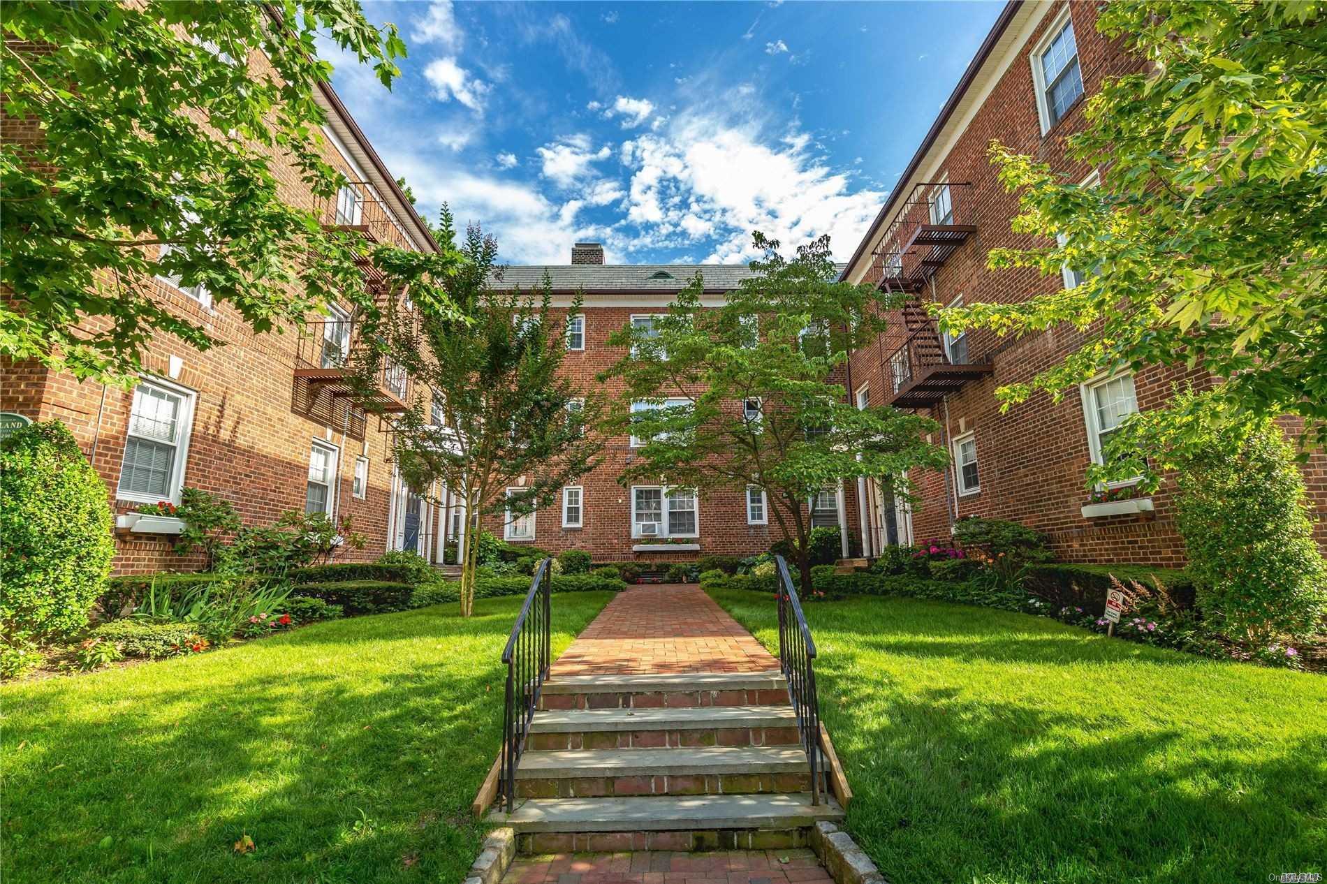 8 Welwyn Road, Unit 3B Great Neck, NY 11021 - Photo 1 of 1 8 Welwyn Entrance