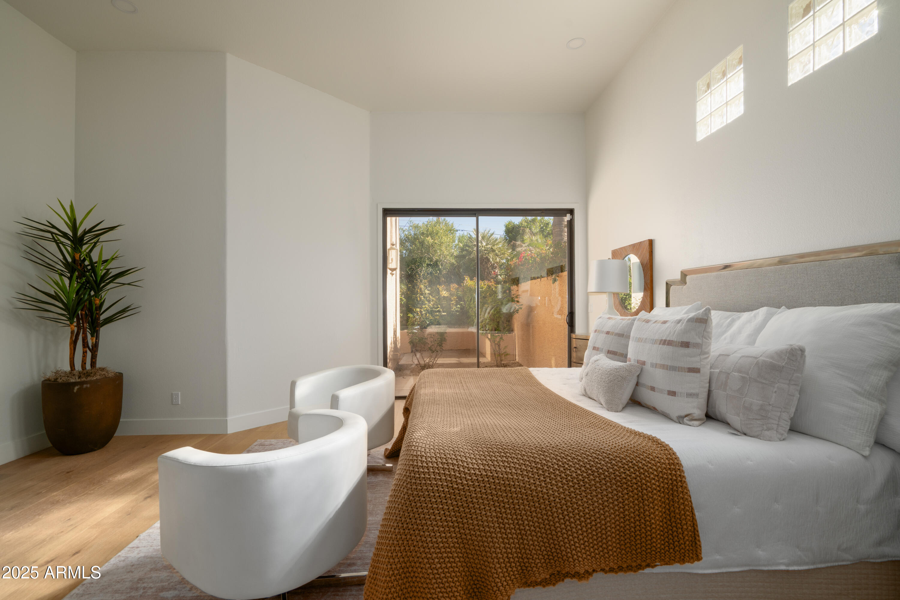 8100 East Camelback Road, Unit 175 Scottsdale, AZ 85251 - Photo 16 of 25 a bedroom with a bed and a potted plant