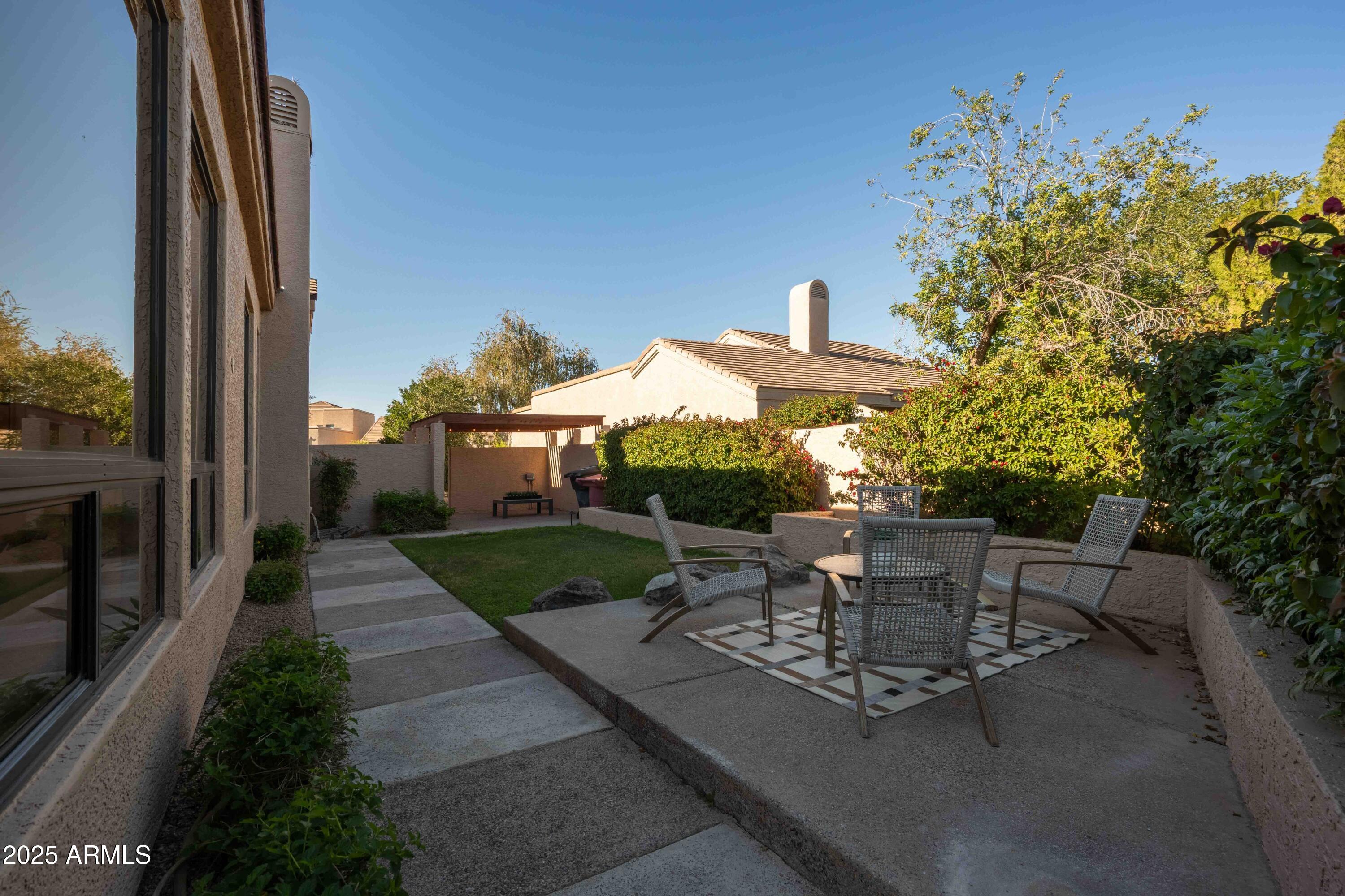 8100 East Camelback Road, Unit 175 Scottsdale, AZ 85251 - Photo 25 of 25 a view of a patio with a table and chairs and potted plants