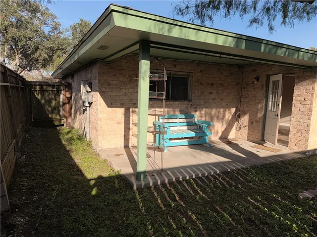 a view of back yard of the house