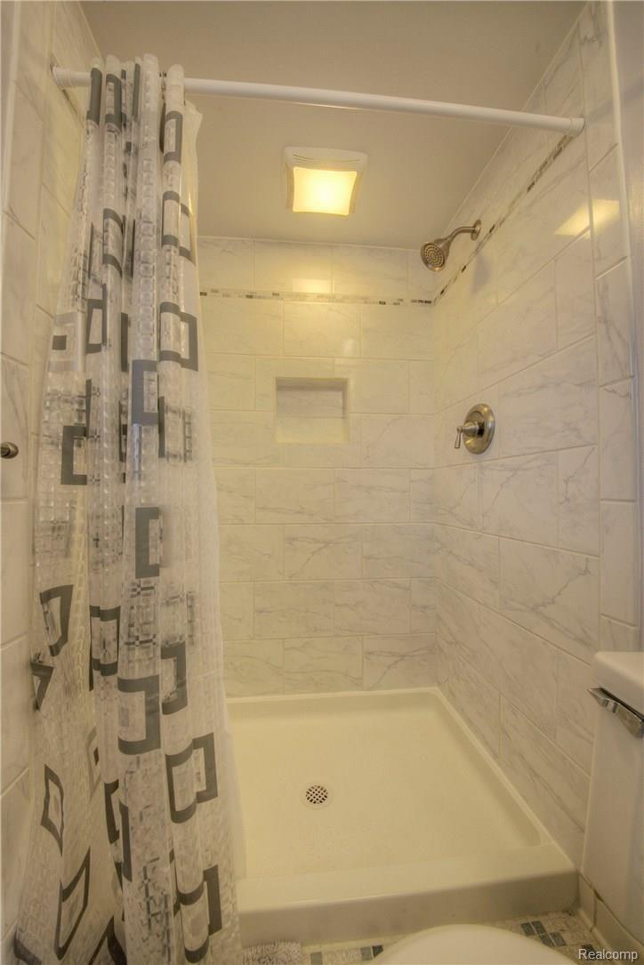 46675 Maidstone Road Canton, MI 48187 - Photo 26 of 41 27 Mbath.jpg