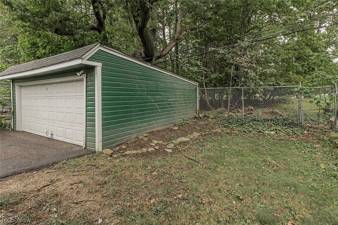 15806 Hazel Road Cleveland, OH 44112 - Photo 33 of 35