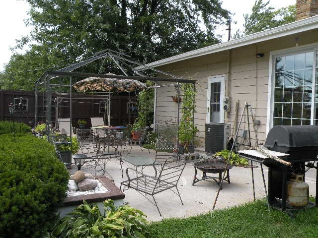 6711 Mason Road Owosso, MI 48867 - Photo 4 of 15 Comfy Patio!