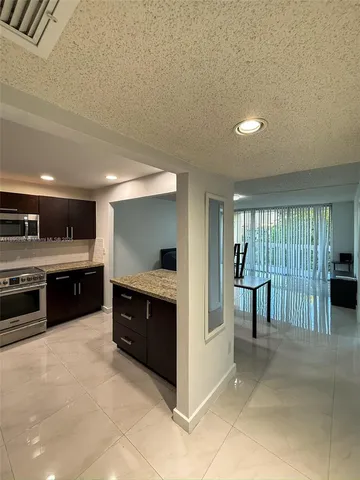 $1,800 | 7051 Environ Boulevard, Unit 431, Lauderhill, FL 33319