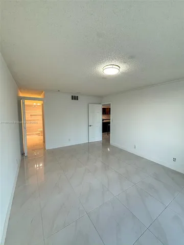 $1,800 | 7051 Environ Boulevard, Unit 431, Lauderhill, FL 33319