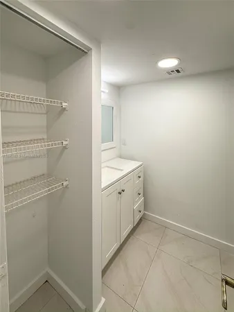 $1,800 | 7051 Environ Boulevard, Unit 431, Lauderhill, FL 33319