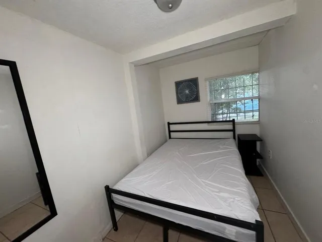 a view of entryway with window