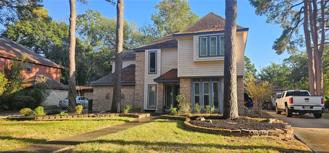 a view of a house with backyard