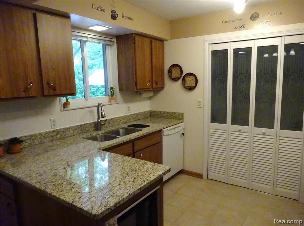 3760 John R Road Rochester Hills, MI 48307 - Photo 6 of 27