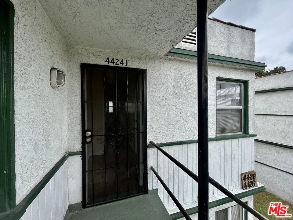 4424 1/2 Arlington Avenue Los Angeles, CA 90043 - Photo 2 of 10 a view of a hallway with wooden floor and staircase