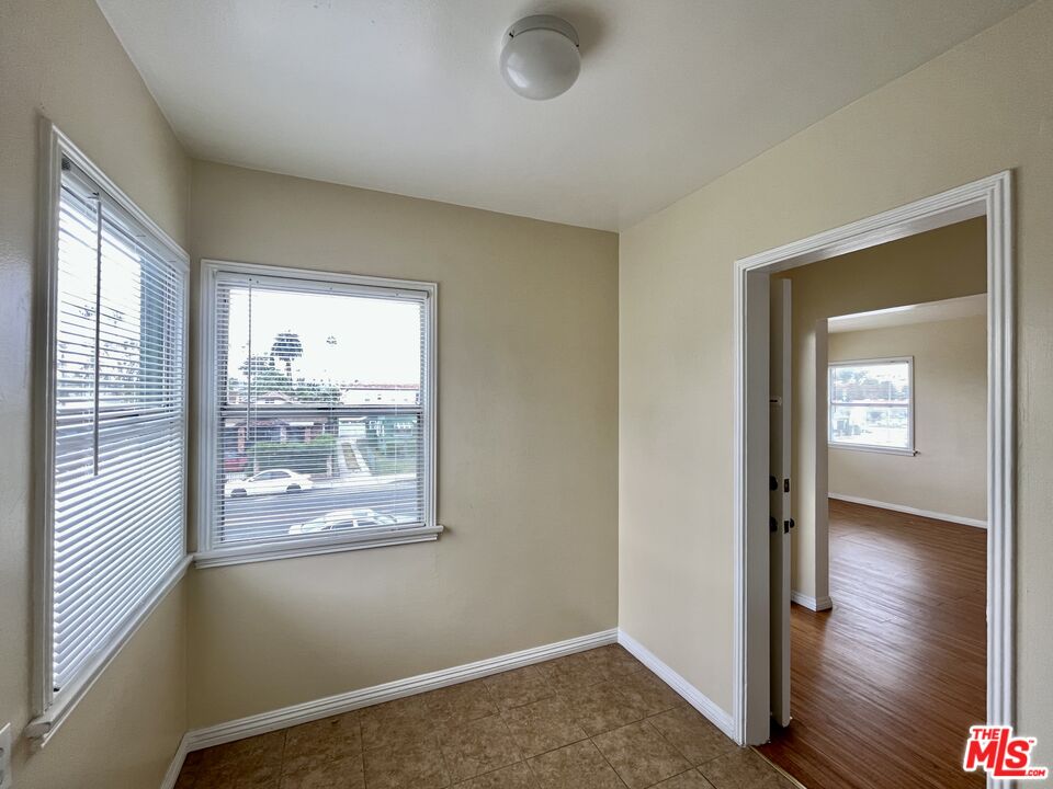 4424 1/2 Arlington Avenue Los Angeles, CA 90043 - Photo 5 of 10 an empty room with wooden floor and windows