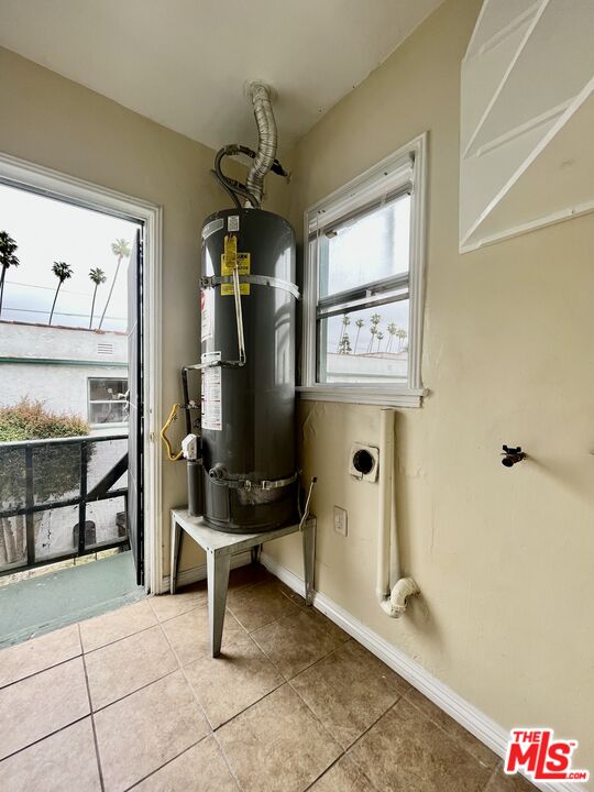 4424 1/2 Arlington Avenue Los Angeles, CA 90043 - Photo 7 of 10 a view of a hallway with seating area