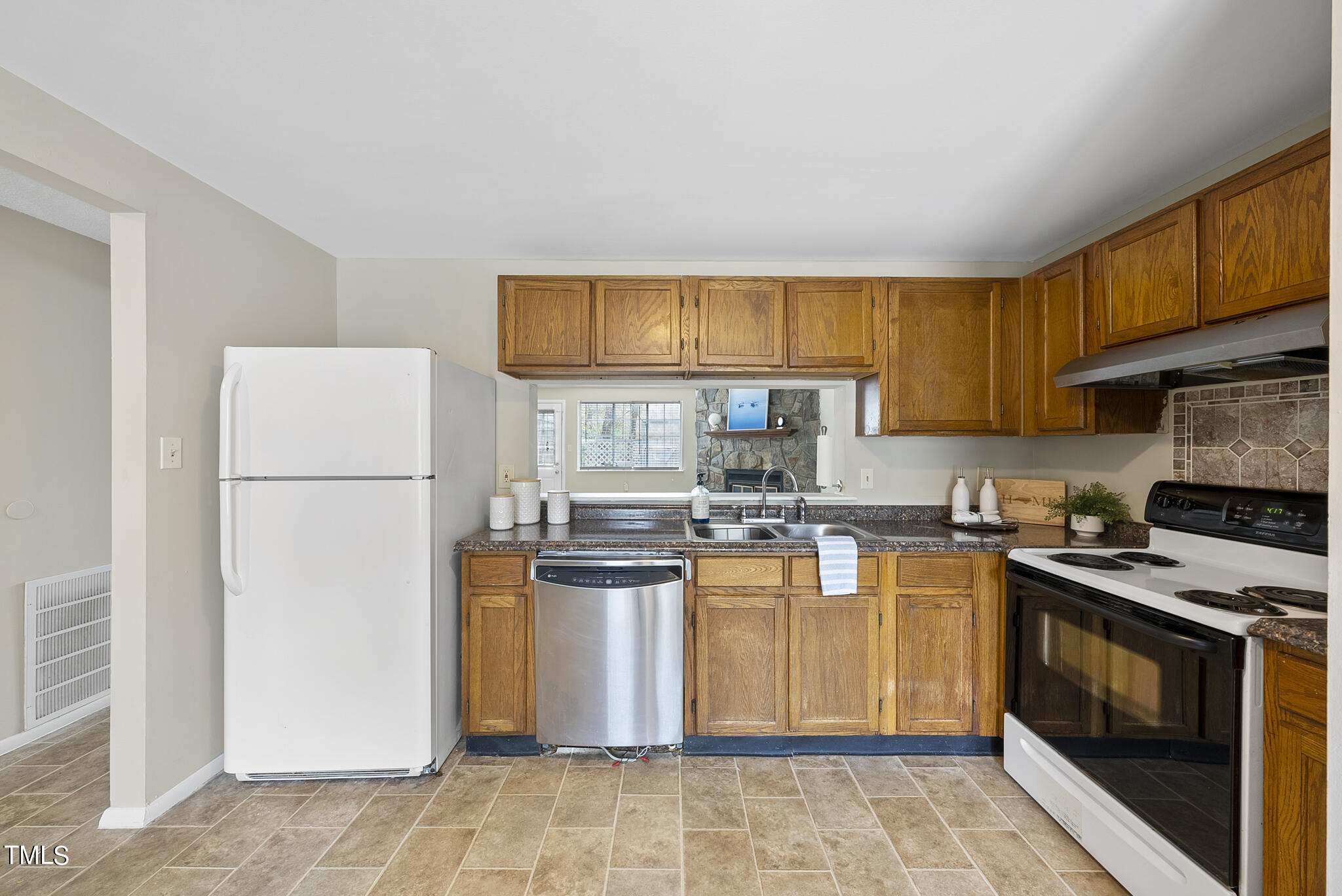 7703 Kelley Court Raleigh, NC 27615 - Photo 3 of 21 DSC09858